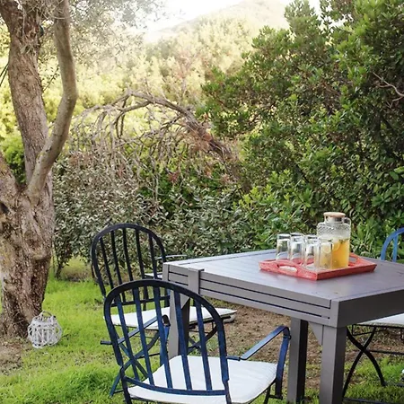 Leonor, 100 Meters From The Sea *