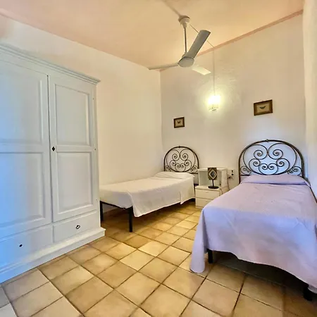 Leonor, 100 Meters From The Sea *